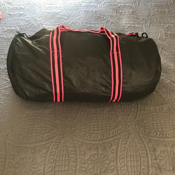 $60 ⬇️ Victoria’s Secret Travel Gym Duffel Bag NWT - Picture 5 of 8
